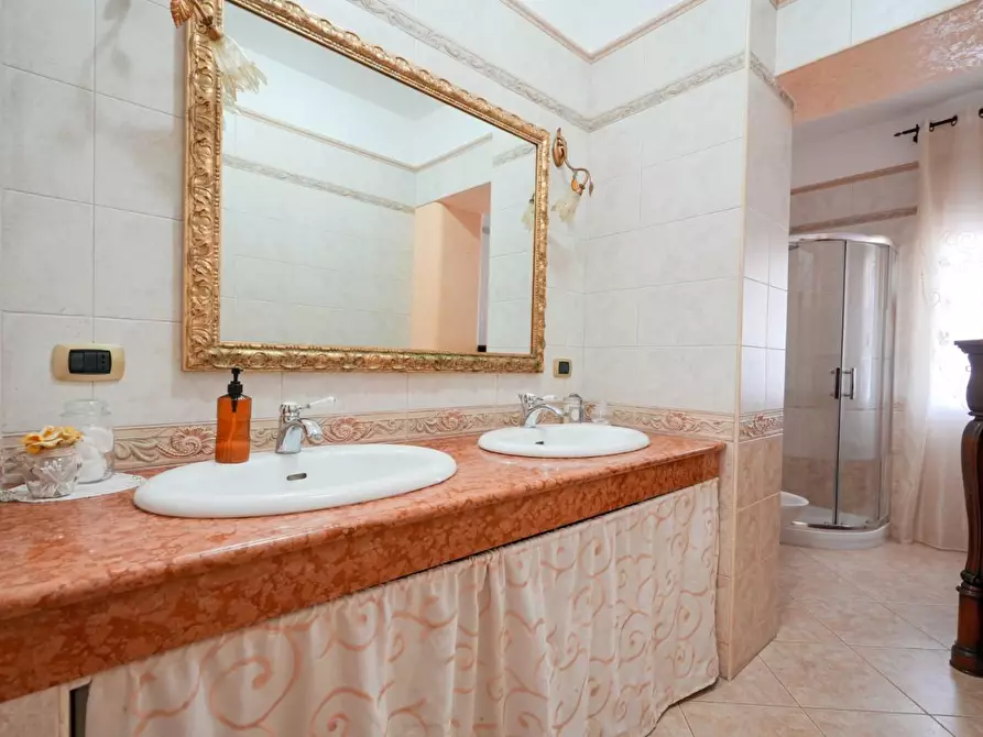 Immagine 21 di Villa in vendita  a Bari