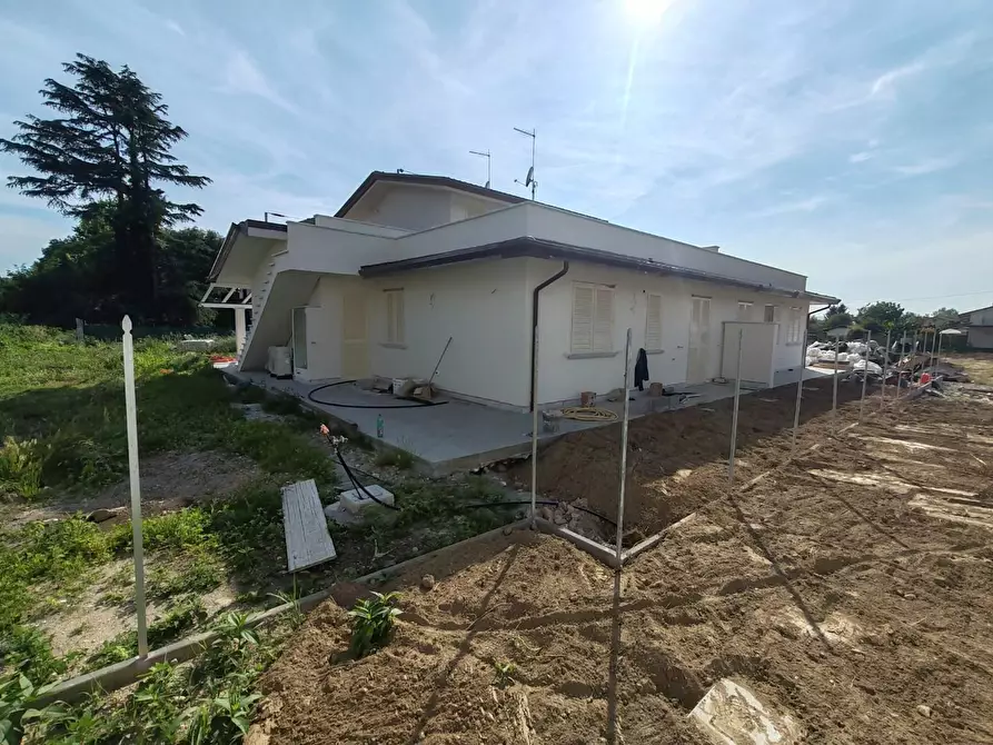 Immagine 7 di Casa bifamiliare in vendita  a Massa