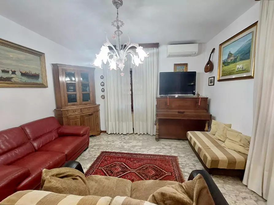 Immagine 15 di Villa in vendita  a Pietrasanta