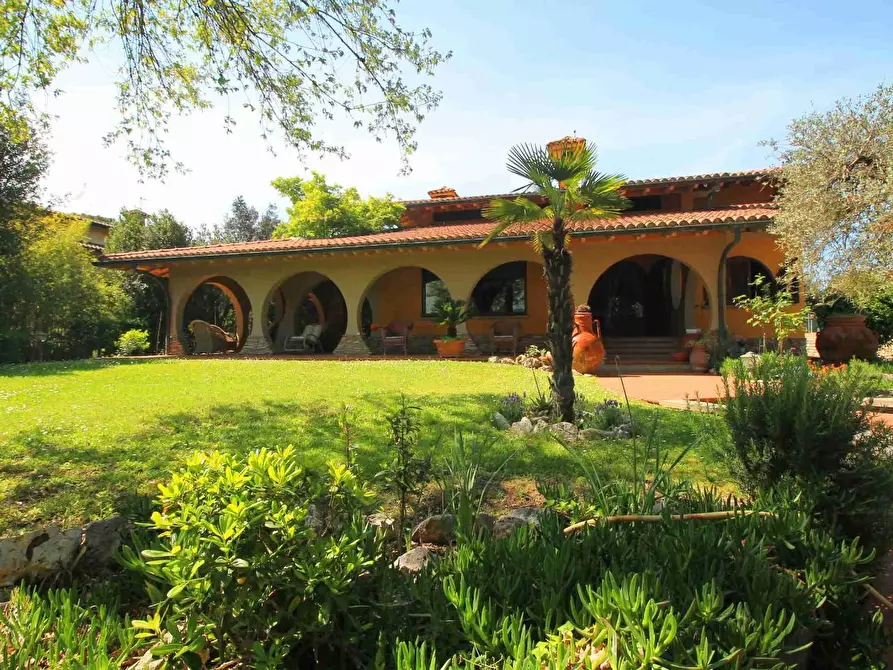 Immagine 38 di Villa in vendita  a Larciano