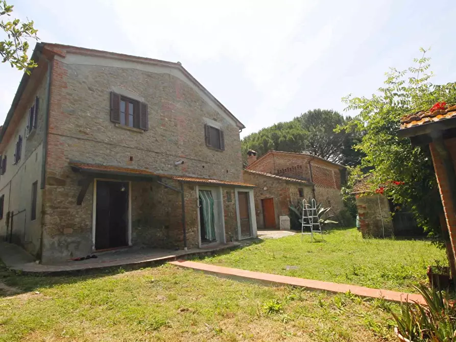 Immagine 9 di Casa colonica in vendita  a Larciano