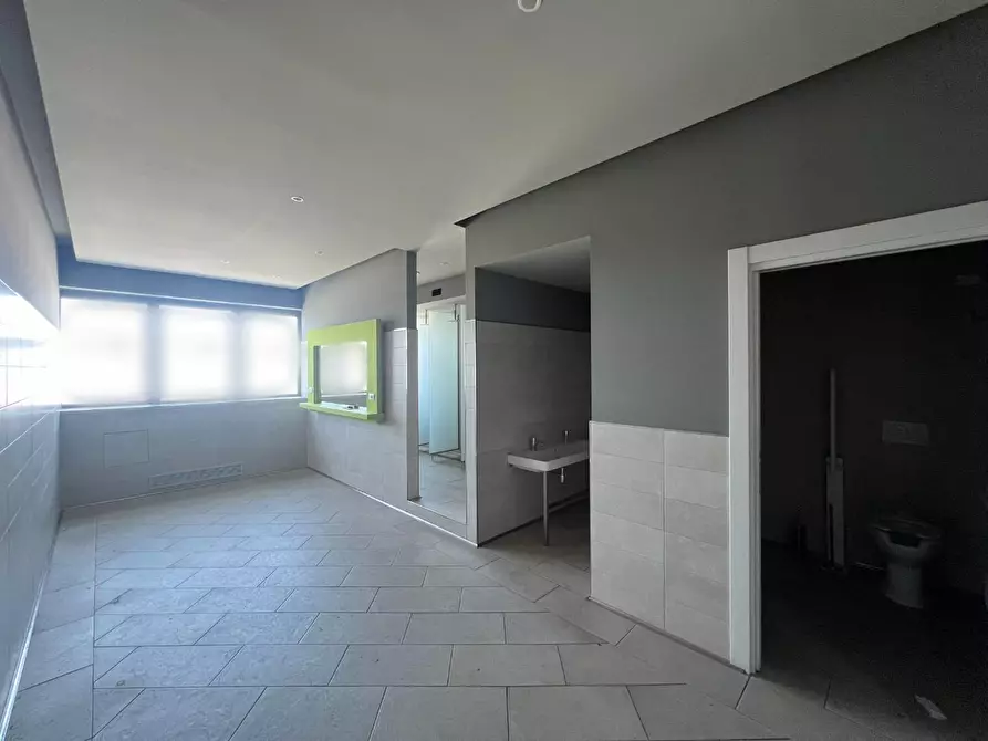 Immagine 16 di Locale commerciale in affitto  a Pisa