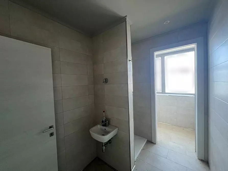 Immagine 13 di Locale commerciale in affitto  a Pisa