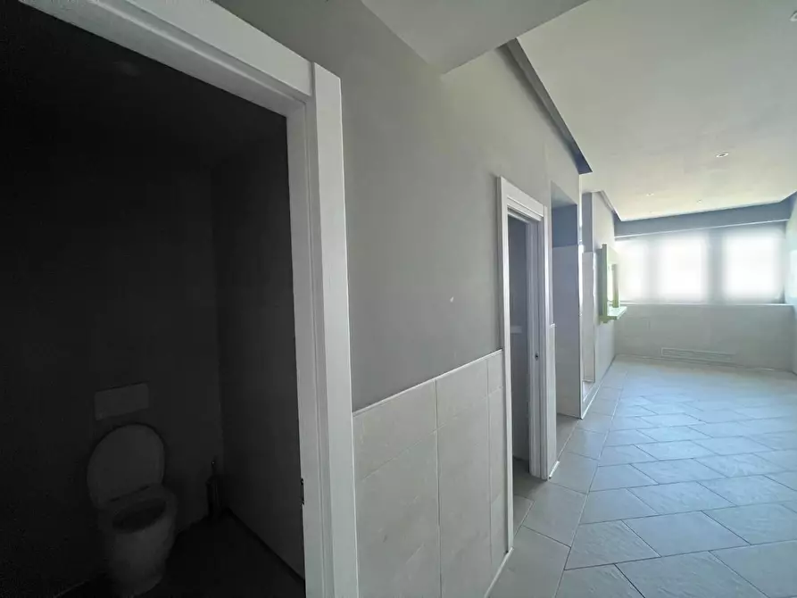 Immagine 10 di Locale commerciale in affitto  a Pisa