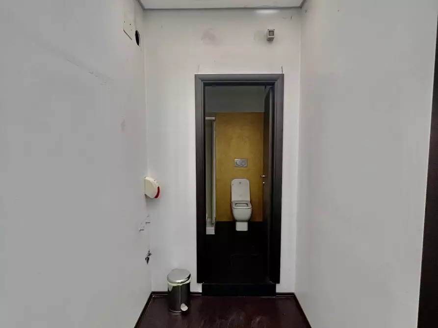 Immagine 8 di Locale commerciale in affitto  a Pisa