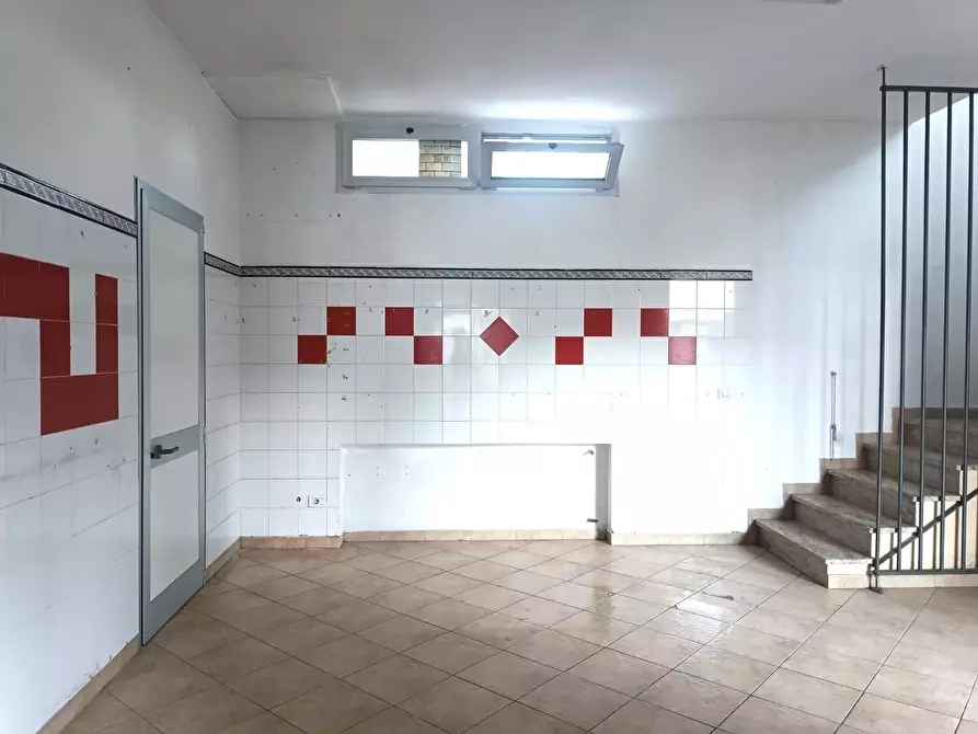 Immagine 9 di Locale commerciale in affitto  a Barga