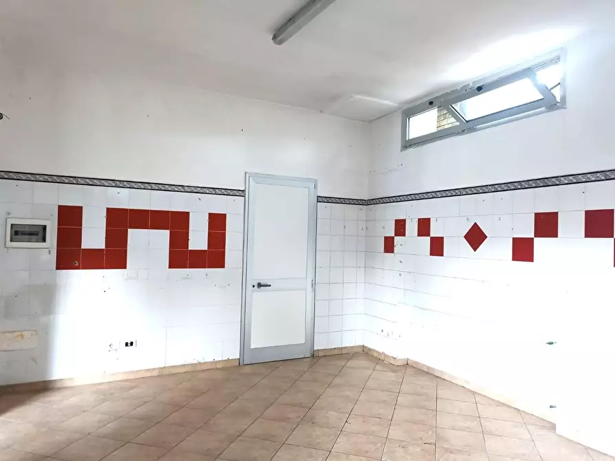 Immagine 11 di Locale commerciale in affitto  a Barga