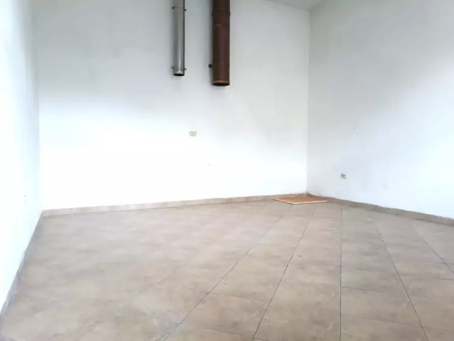 Immagine 8 di Locale commerciale in affitto  a Barga