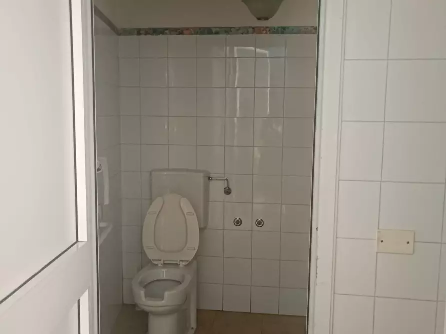 Immagine 12 di Locale commerciale in affitto  a Barga