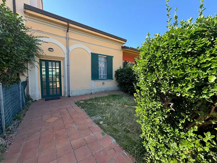 Immagine 1 di Casa indipendente in vendita  a Viareggio