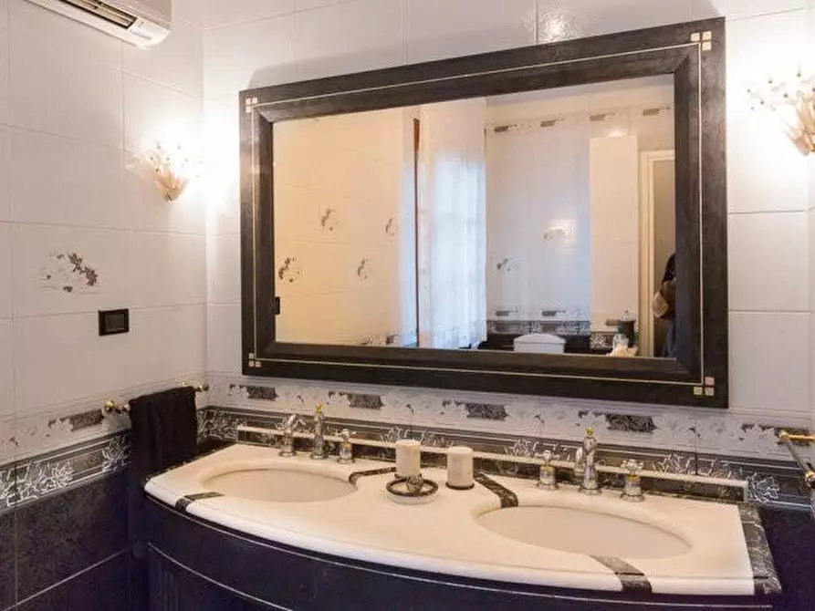 Immagine 17 di Villa in vendita  a Montescudaio