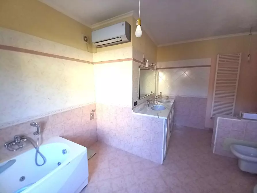 Immagine 43 di Villa in vendita  a Lucca