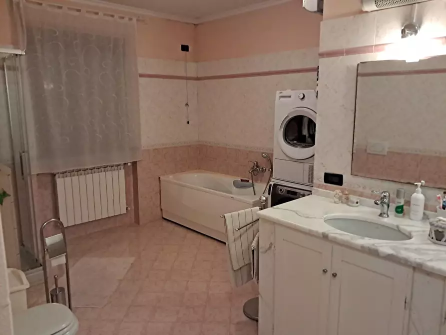 Immagine 13 di Villa in vendita  a Lucca