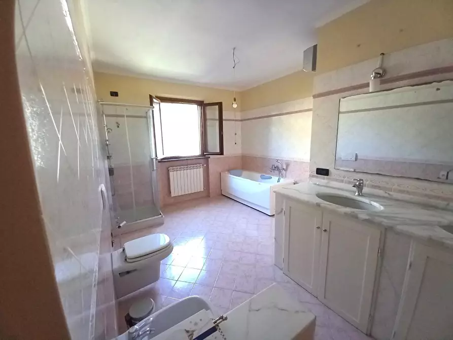 Immagine 48 di Villa in vendita  a Lucca