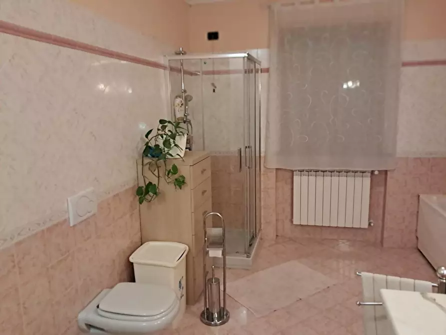 Immagine 6 di Villa in vendita  a Lucca