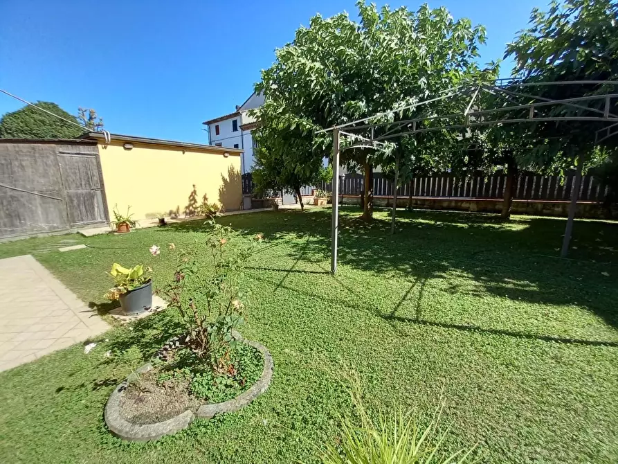 Immagine 50 di Villa in vendita  a Lucca