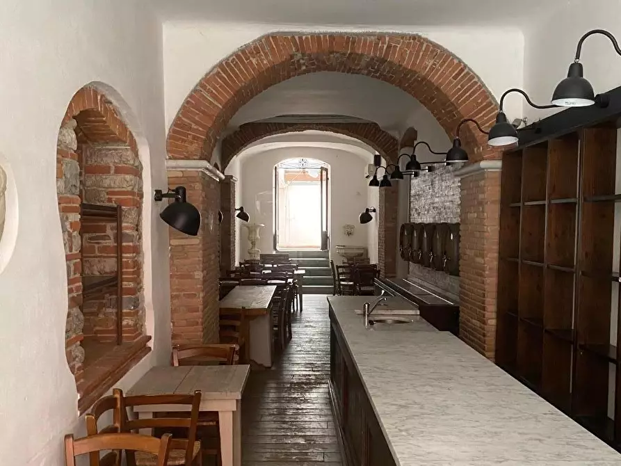 Immagine 2 di Locale commerciale in vendita  a Massa