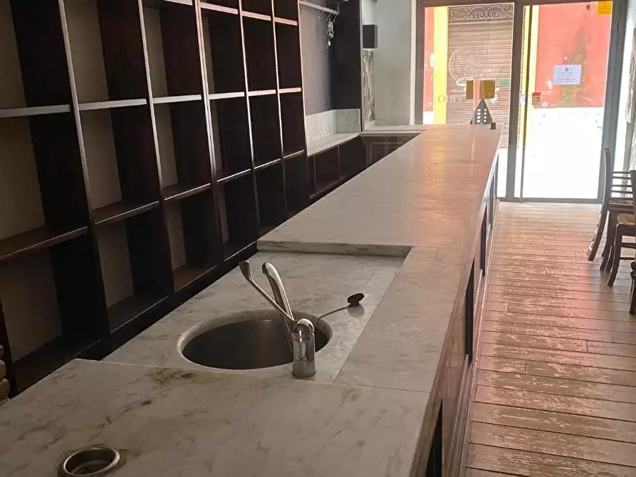 Immagine 3 di Locale commerciale in vendita  a Massa