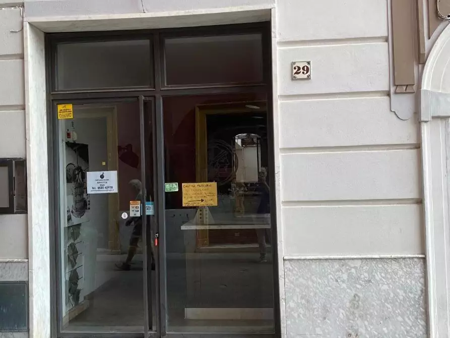 Immagine 4 di Locale commerciale in vendita  a Massa