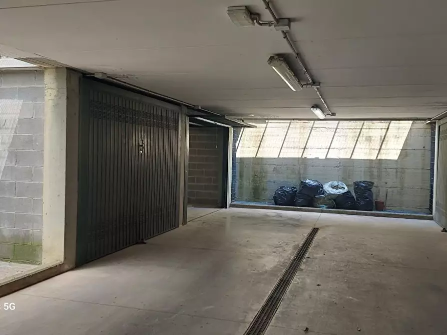 Immagine 1 di Garage in affitto  a Livorno