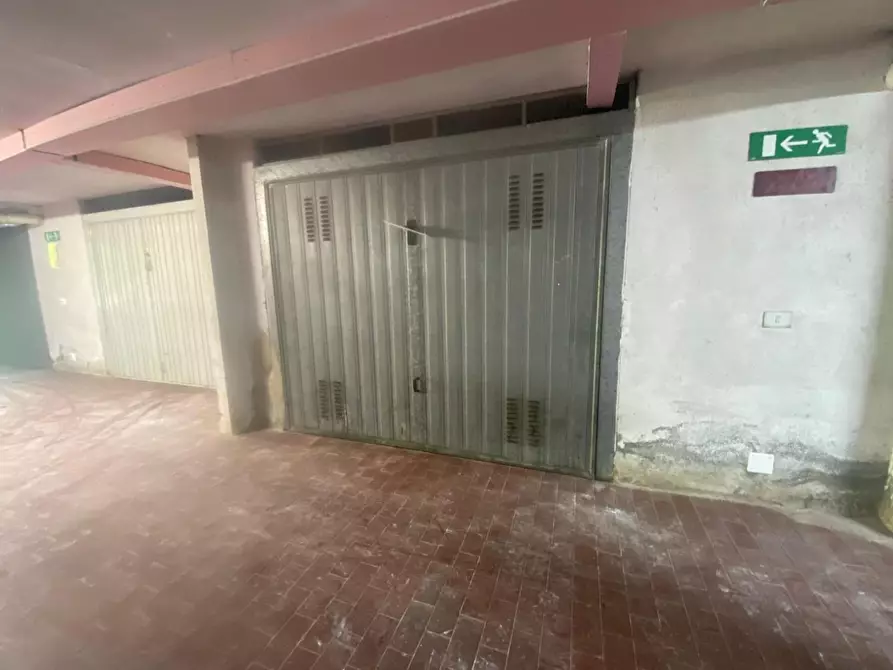 Immagine 1 di Garage in vendita  a Carrara