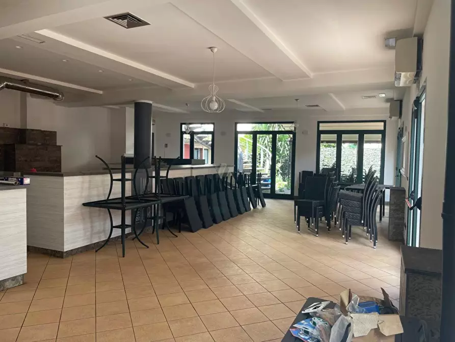 Immagine 10 di Locale commerciale in vendita  a Massa