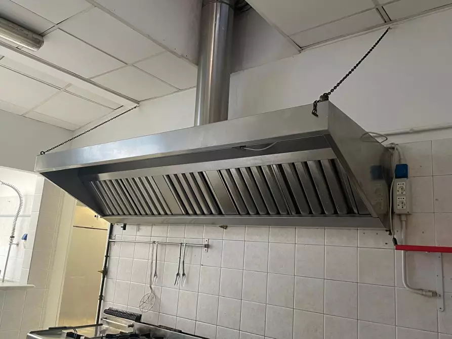 Immagine 43 di Locale commerciale in vendita  a Massa