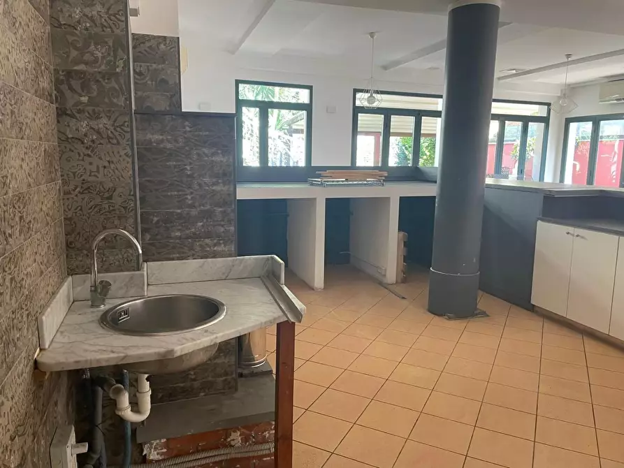 Immagine 20 di Locale commerciale in vendita  a Massa