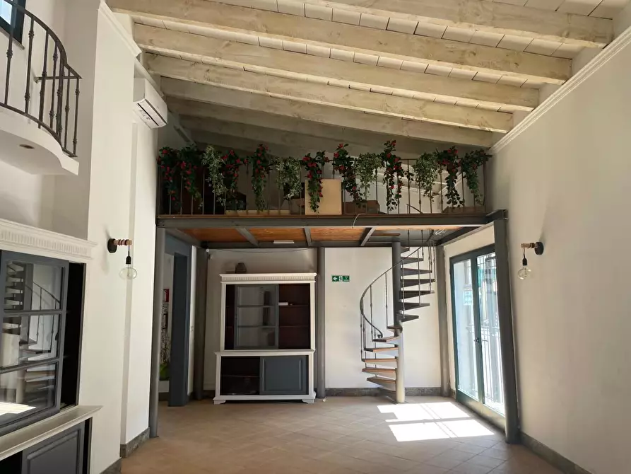 Immagine 36 di Locale commerciale in vendita  a Massa