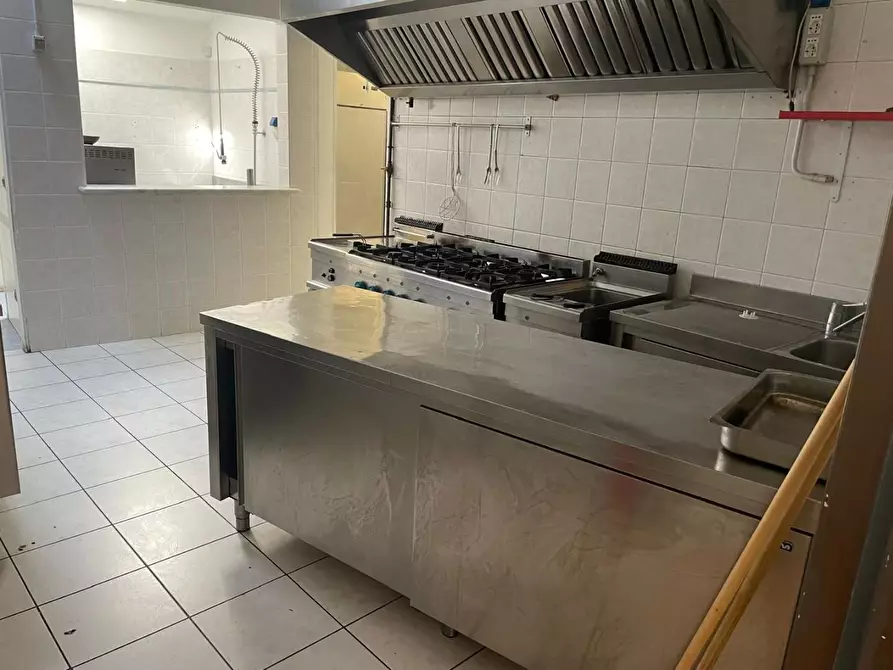 Immagine 37 di Locale commerciale in vendita  a Massa