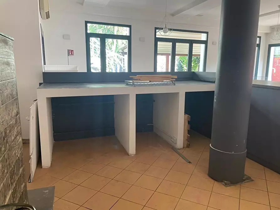 Immagine 21 di Locale commerciale in vendita  a Massa