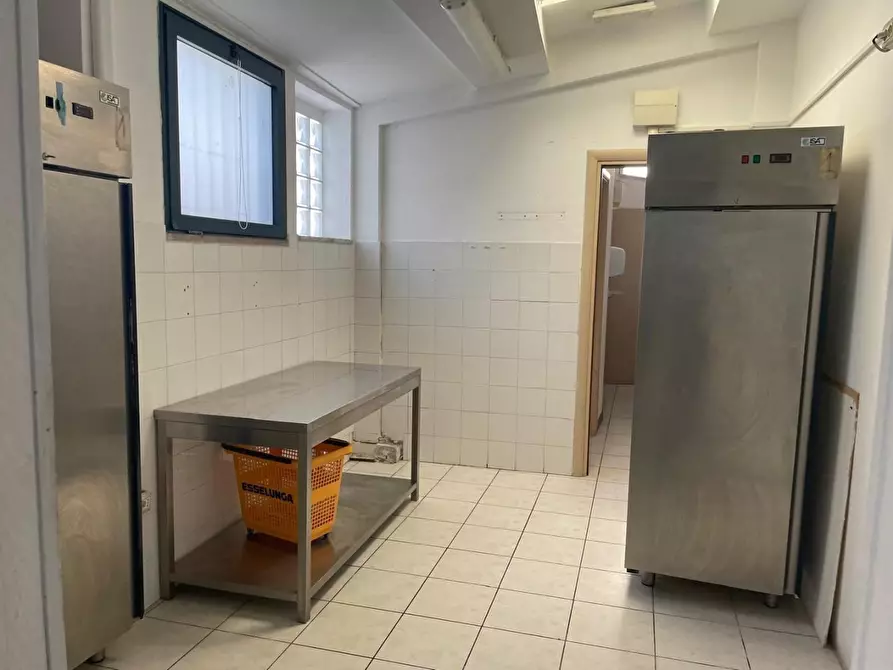 Immagine 45 di Locale commerciale in vendita  a Massa