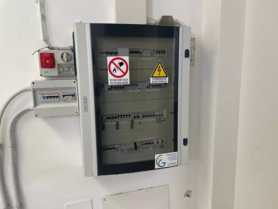 Immagine 47 di Locale commerciale in vendita  a Massa