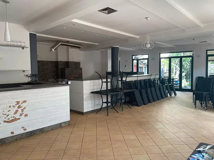 Immagine 8 di Locale commerciale in vendita  a Massa