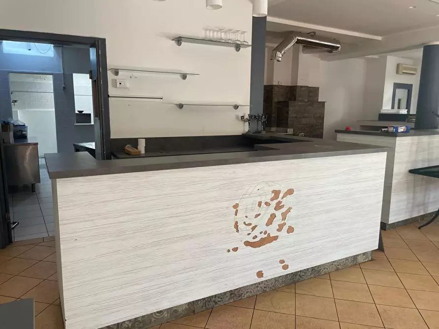 Immagine 24 di Locale commerciale in vendita  a Massa