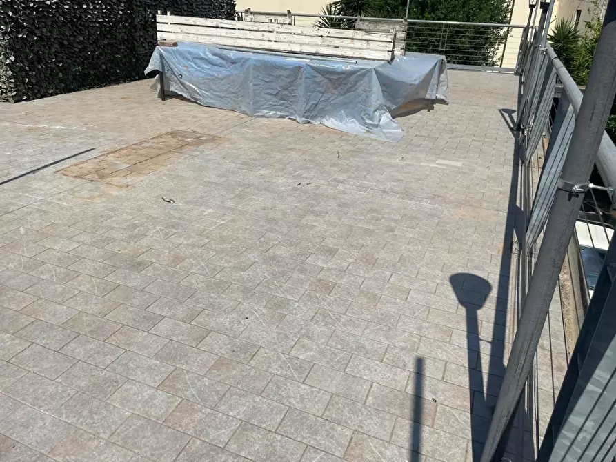 Immagine 52 di Locale commerciale in vendita  a Massa