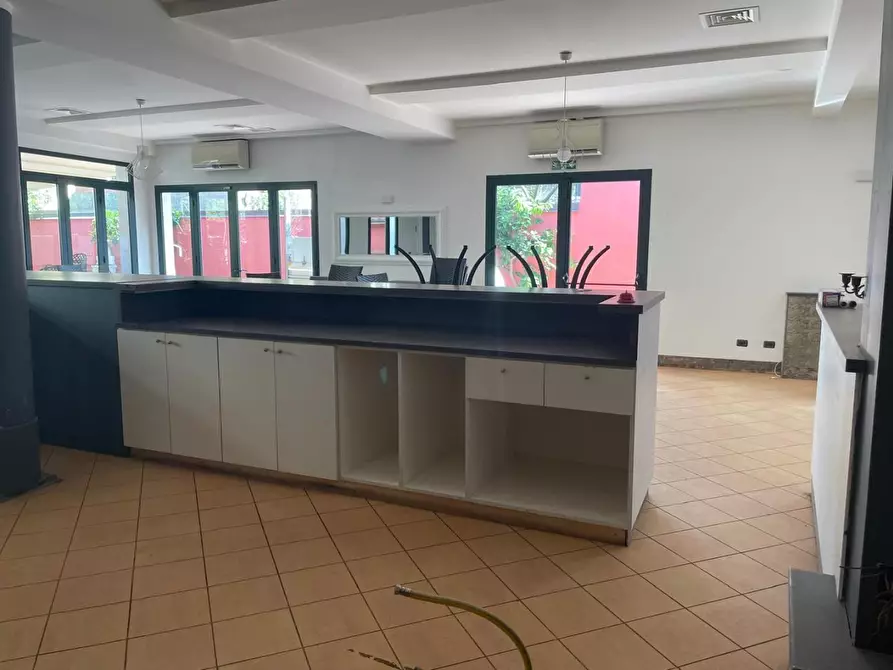 Immagine 18 di Locale commerciale in vendita  a Massa