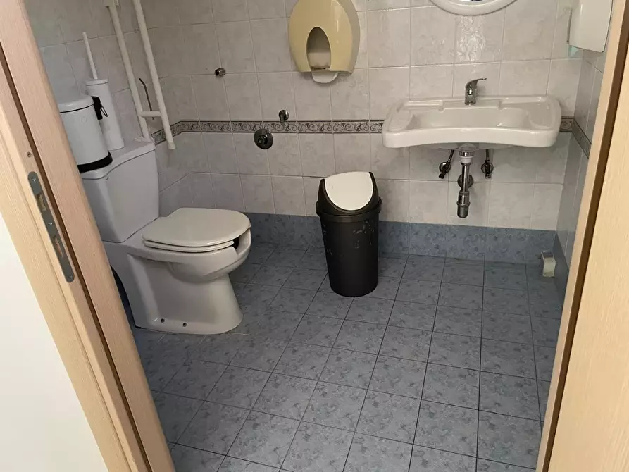 Immagine 48 di Locale commerciale in vendita  a Massa