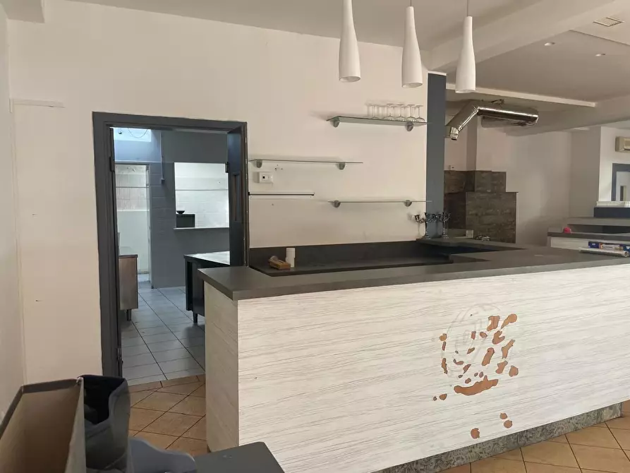 Immagine 12 di Locale commerciale in vendita  a Massa