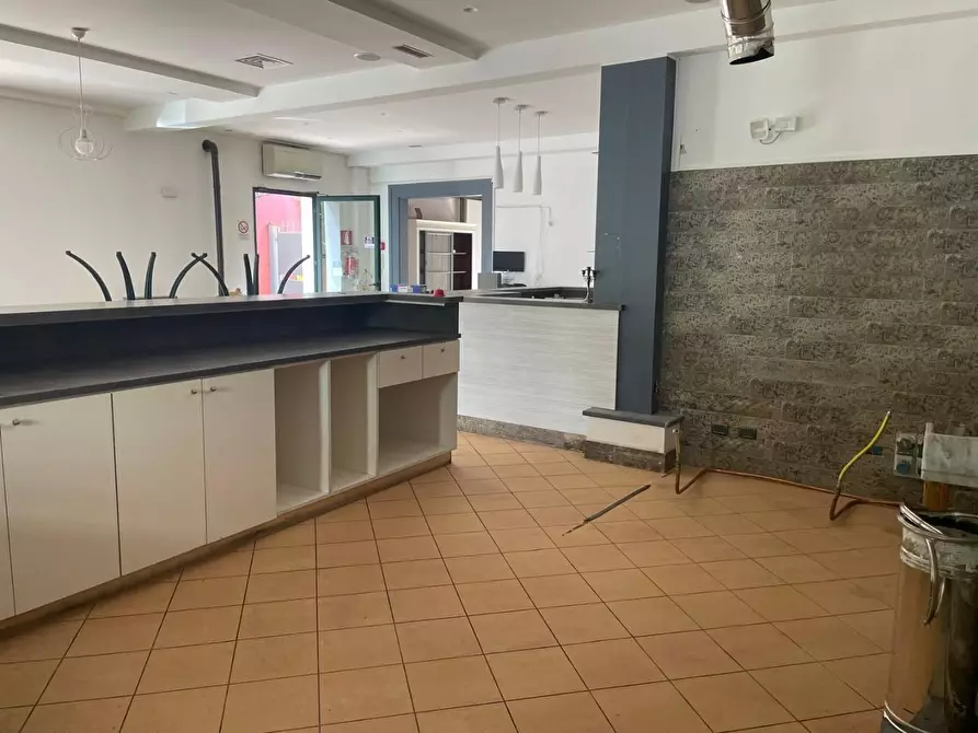 Immagine 22 di Locale commerciale in vendita  a Massa