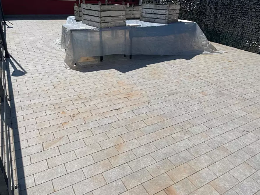 Immagine 50 di Locale commerciale in vendita  a Massa