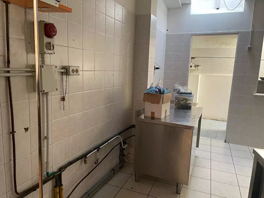 Immagine 41 di Locale commerciale in vendita  a Massa