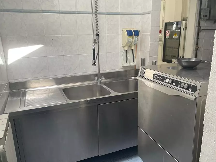 Immagine 40 di Locale commerciale in vendita  a Massa