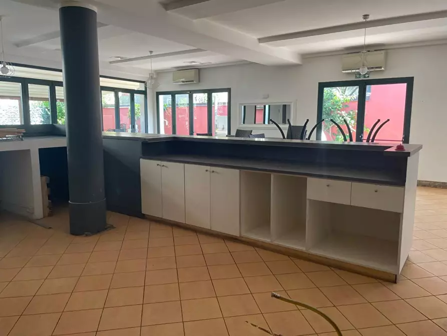 Immagine 19 di Locale commerciale in vendita  a Massa