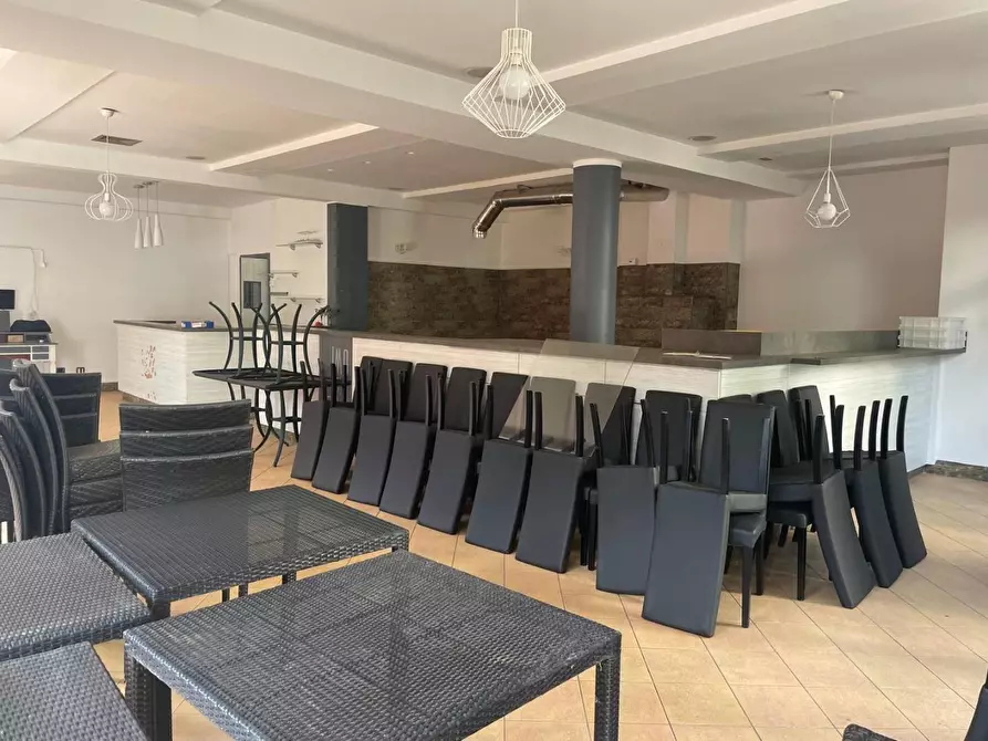 Immagine 15 di Locale commerciale in vendita  a Massa