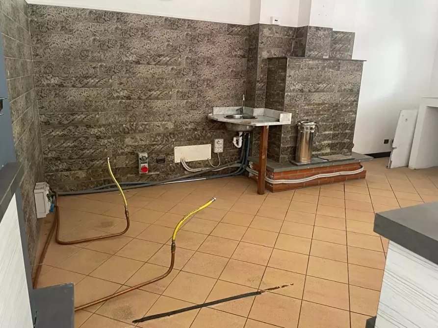 Immagine 17 di Locale commerciale in vendita  a Massa