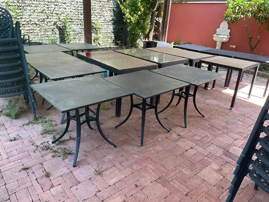 Immagine 3 di Locale commerciale in vendita  a Massa