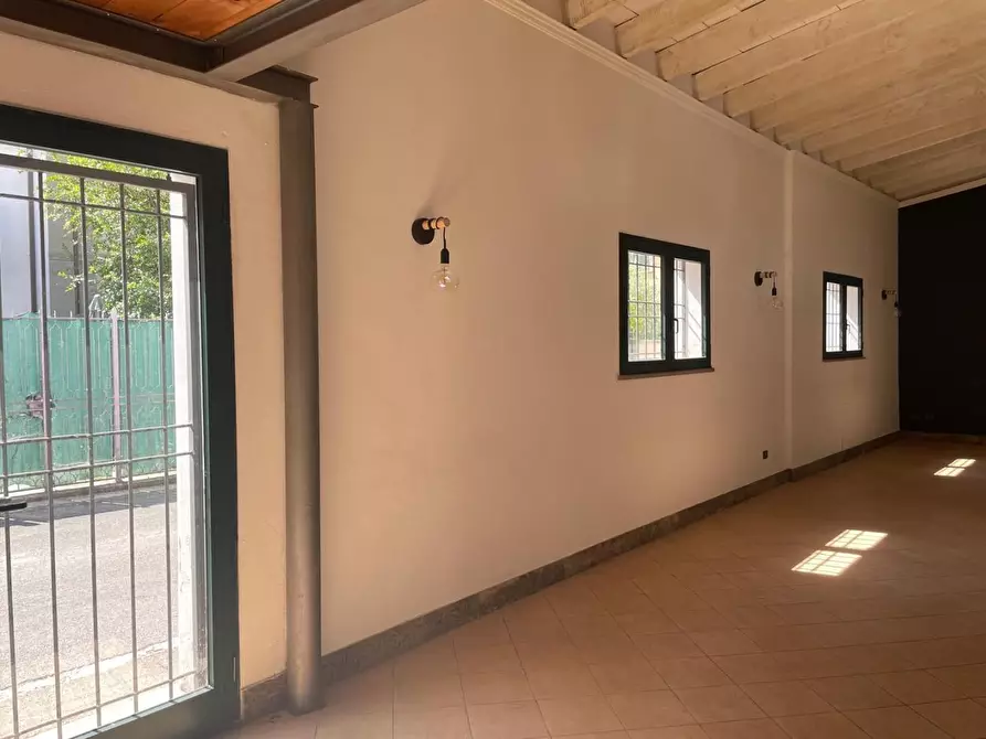 Immagine 31 di Locale commerciale in vendita  a Massa