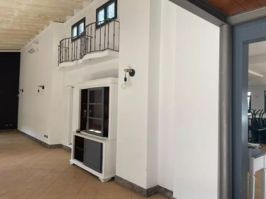 Immagine 32 di Locale commerciale in vendita  a Massa