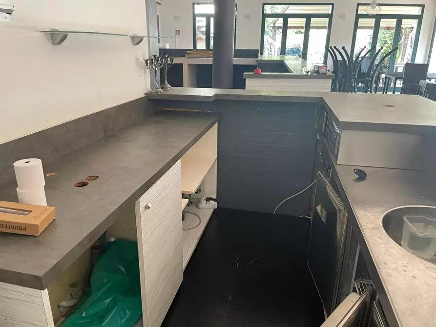 Immagine 27 di Locale commerciale in vendita  a Massa